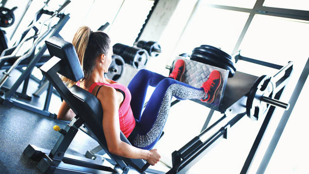esercizio di pressione delle gambe. - women weight bench exercising weightlifting foto e immagini stock