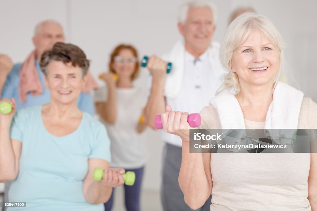 Training mit Kurzhanteln - Lizenzfrei Alter Erwachsener Stock-Foto