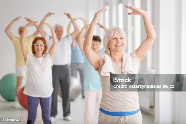 Personas Mayores Durante El Calentamiento Foto de stock y más banco de imágenes de Tercera edad - Tercera edad, Aeróbic, Clase de ejercicio