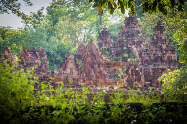 arquitetura de banteay srei templo khmer em siem reap. banteay srei é um dos mais populares templos antigos em siem reap, banteay srei, conhecida por suas belas esculturas em arenito vermelho camboja - srei - fotografias e filmes do acervo