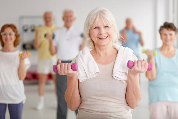 ancianos con pesas - senior adult relaxation exercise healthy lifestyle exercising fotografías e imágenes de stock