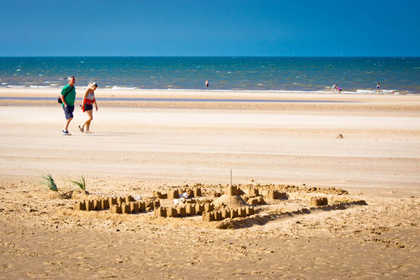 castelli di sabbia al crepuscolo - sandcastle beach norfolk sand foto e immagini stock