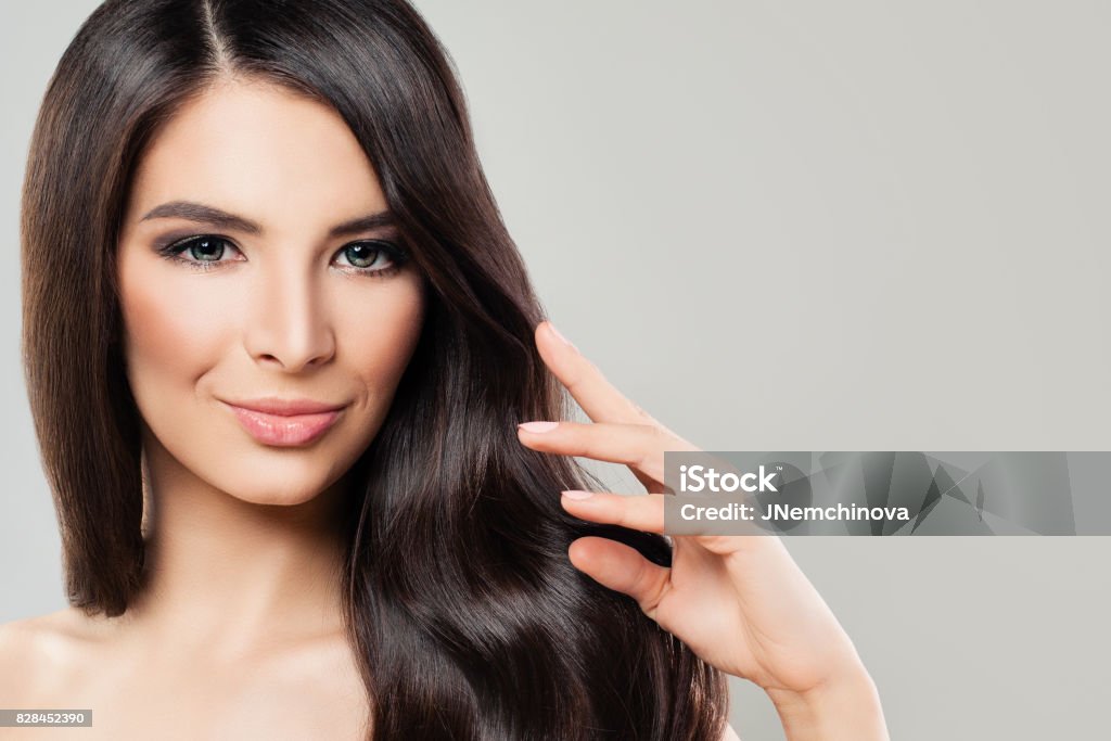 Gesund Lächeln Brunette Modell mit gesunden Haaren und natürliches Make-up. Schöne junge Frau Portrait - Lizenzfrei Attraktive Frau Stock-Foto
