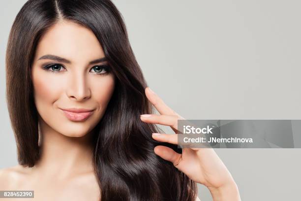 Gesund Lächeln Brunette Modell Mit Gesunden Haaren Und Natürliches Makeup Schöne Junge Frau Portrait Stockfoto und mehr Bilder von Attraktive Frau