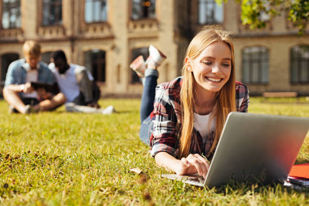 giovane donna ottimista che controlla i suoi aggiornamenti - campus life foto e immagini stock