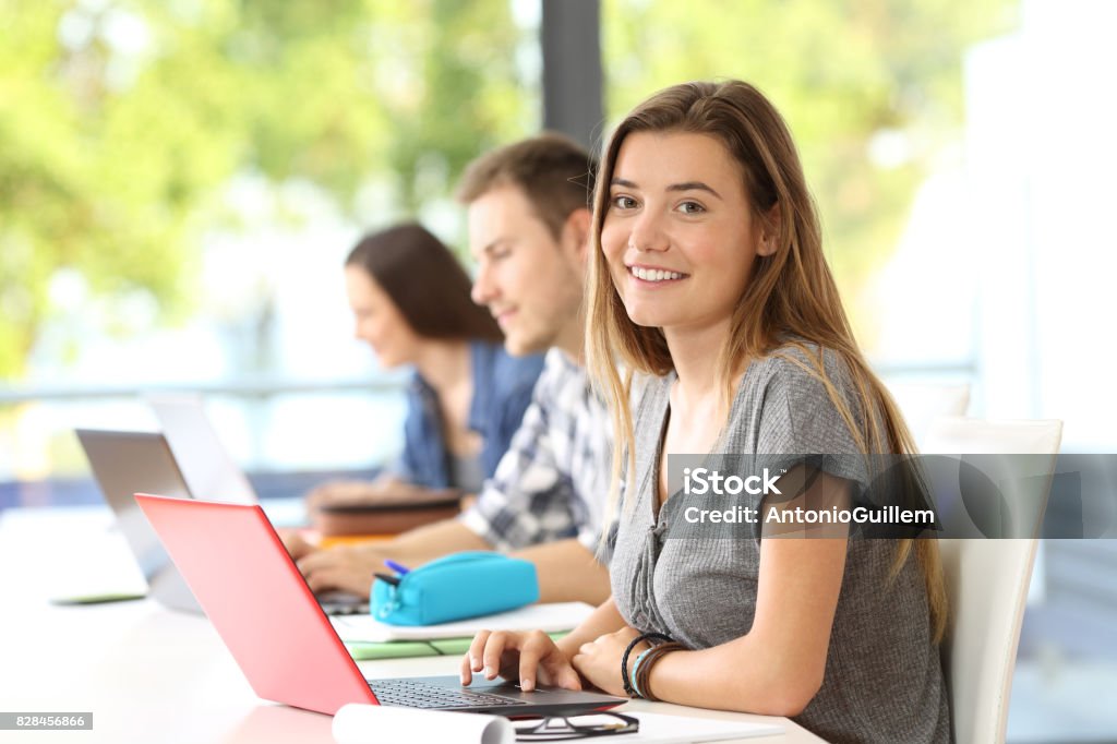 Estudiante feliz posando en un salón de clases - Foto de stock de Estudiante de universidad libre de derechos