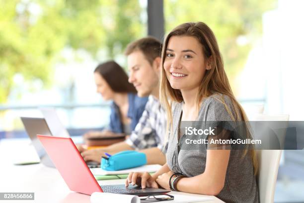 Estudiante Feliz Posando En Un Salón De Clases Foto de stock y más banco de imágenes de Estudiante de universidad - Estudiante de universidad, Estudiante, Adolescencia