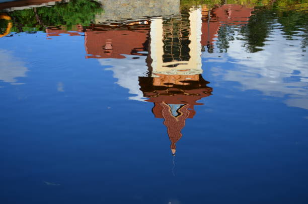 reflexão do edifício na água. - window reflection - fotografias e filmes do acervo