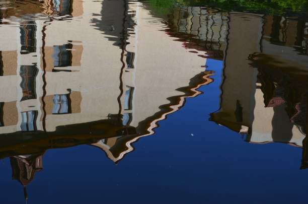 reflexão do edifício na água. - window reflection - fotografias e filmes do acervo