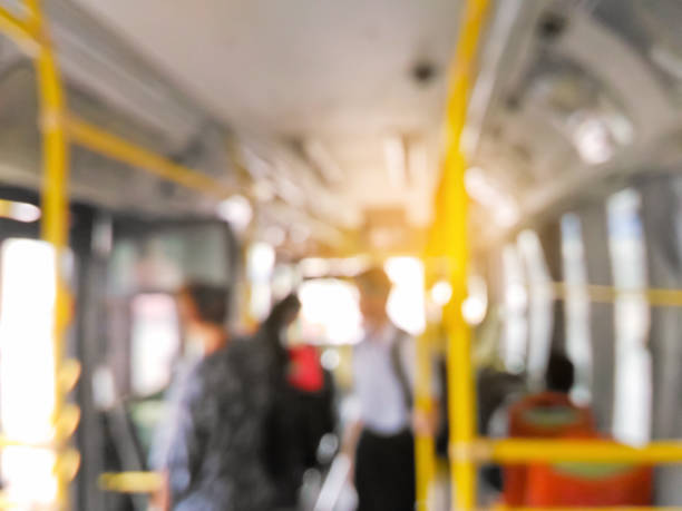 floue personnes debout dans le bus - bus inside of people train photos et images de collection