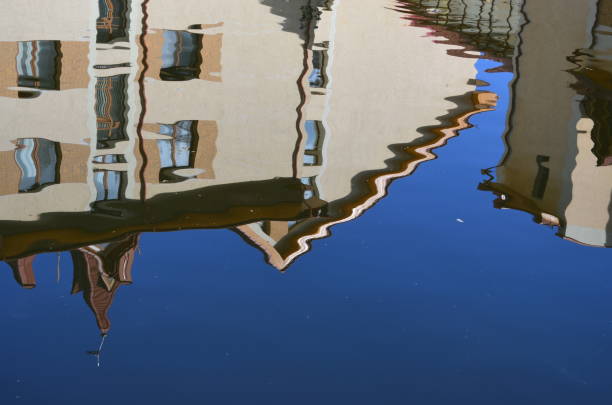 reflexão do edifício na água. - window reflection - fotografias e filmes do acervo