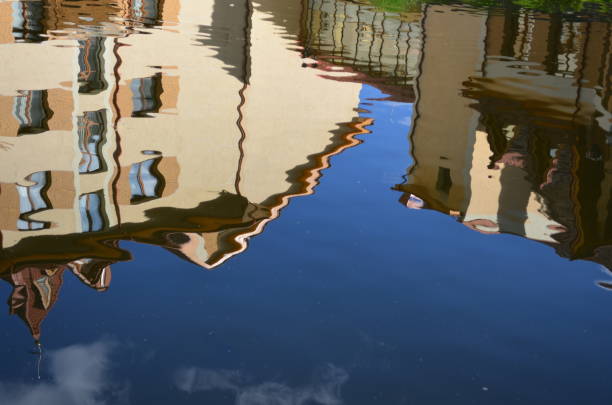 reflexão do edifício na água. - window reflection - fotografias e filmes do acervo