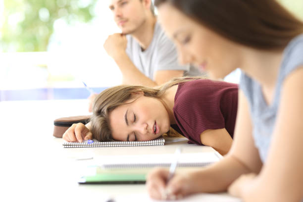 estudante cansada dormindo durante a aula - sleeping high school desk education - fotografias e filmes do acervo