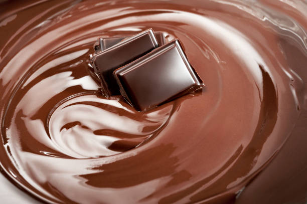 istock Melted pieces of chocolate bar in splash 828476298