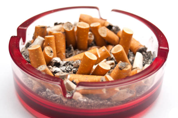 cinzeiro cheio de cigarros traseiro - cigarette smoking ashtray tobacco - fotografias e filmes do acervo