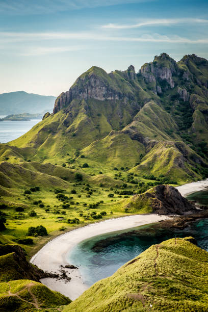 aussicht von der spitze des padar insel landschaft. - flores man stock-fotos und bilder