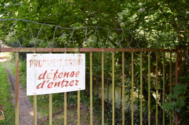 istock Iron barrier surmounted by a trellis with 828503166