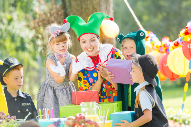 clown und geschenke für kinder - performer stock-fotos und bilder