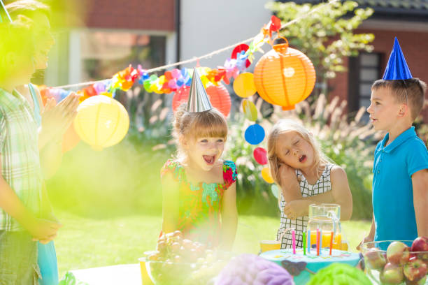 fiesta de niños y cumpleaños - child balloon outdoors little boys fotografías e imágenes de stock