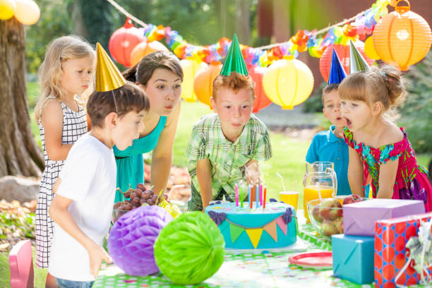 istock Children and the cake 828507076