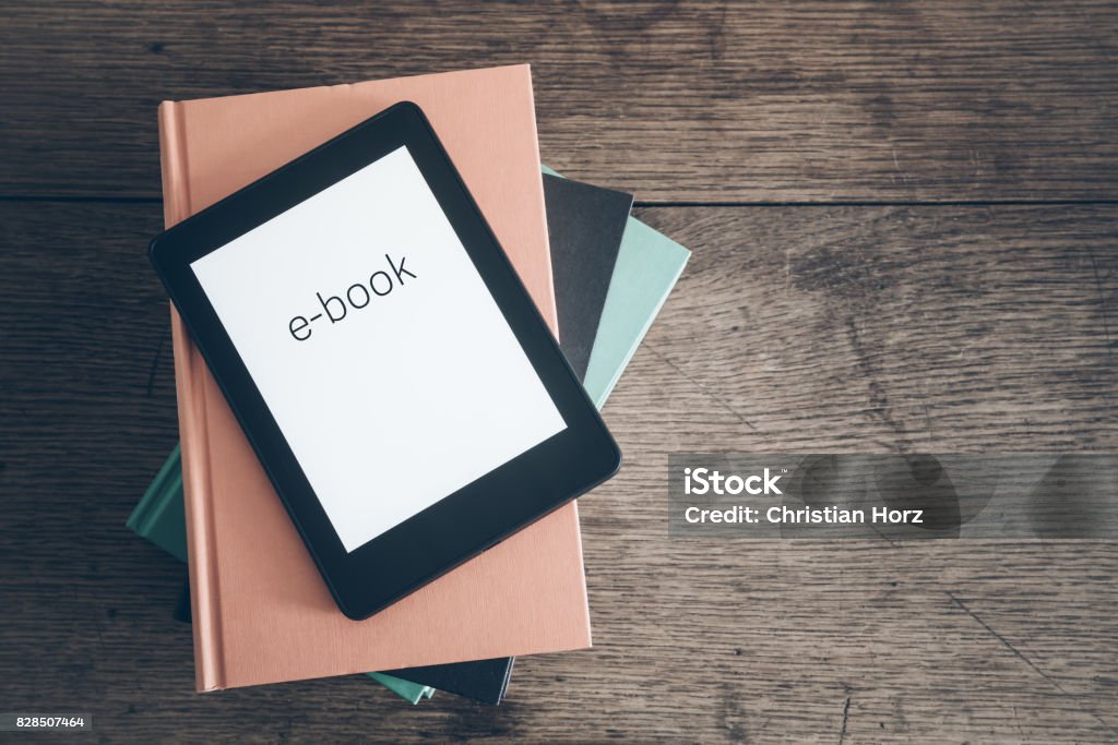 e-Book-Reader auf einem Stapel Bücher auf rustikalen Holztisch Konzept - Lizenzfrei E-Book-Reader Stock-Foto