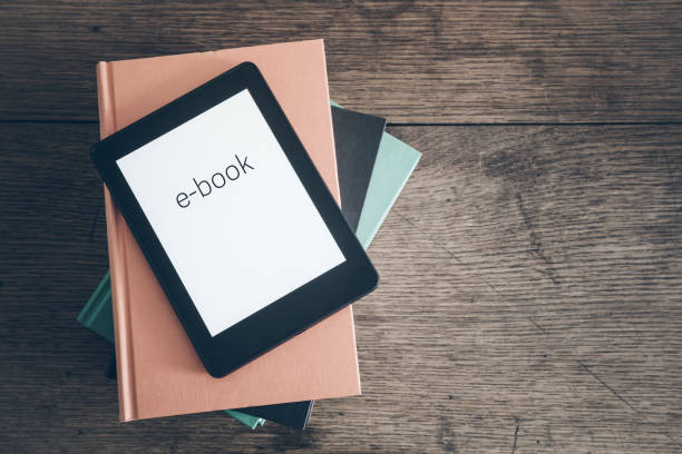 e-book-reader auf einem stapel bücher auf rustikalen holztisch konzept - e book reader stock-fotos und bilder