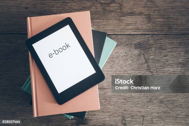 Ebookreader Auf Einem Stapel Bücher Auf Rustikalen Holztisch Konzept Stockfoto und mehr Bilder von E-Book-Reader