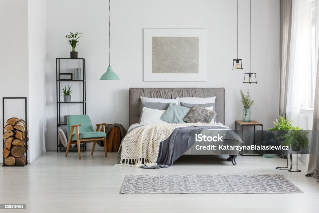 Plantes fraîches dans la chambre - Photo de Chambre à coucher libre de droits