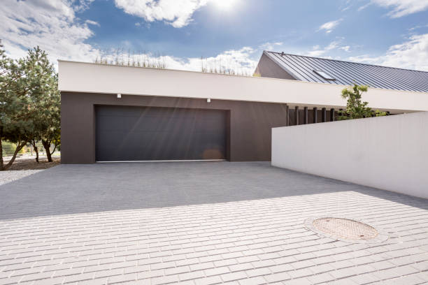 garage moderne avec grande allée - suburb house garage facade photos et images de collection