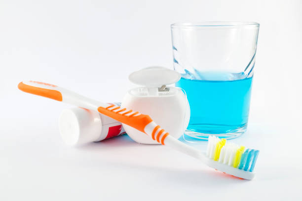 higiene oral diária - escova de dentes, creme dental, fio dental e enxaguatório bucal - toothbrush plastic multi colored hygiene - fotografias e filmes do acervo