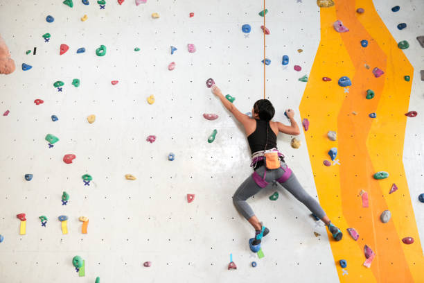 escalada de treino - climbing rock climbing women determination - fotografias e filmes do acervo