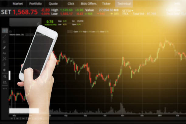 hand business woman hold smartphone to watch and check stock chart for sell buy stock. business women see stock graph to order broker. blur background. business finance stock exchange concept. with light. mujer de negocios de la mano sujete smartphone para ver y comprobar el material gráfico para la venta comprar stock. mujeres ven gráfico stock al corredor de la orden. desenfoque de fondo. concepto de bolsa de negocio financiero. con la luz.