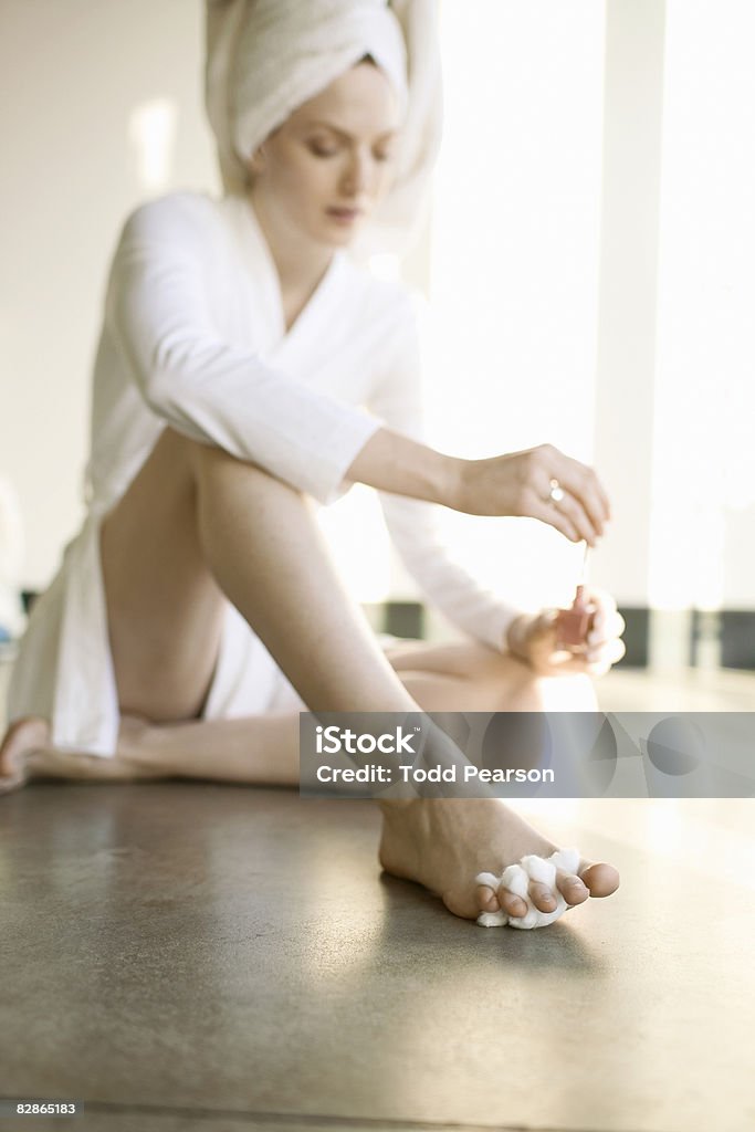 Woman painting toenails - Royalty-free Schoonheid Stockfoto