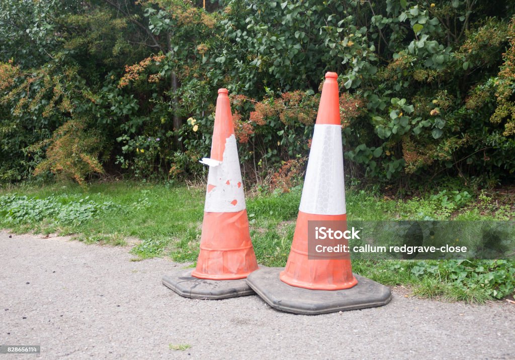 close-up de dois cones de tráfego na calçada - Foto de stock de Antiguidade royalty-free