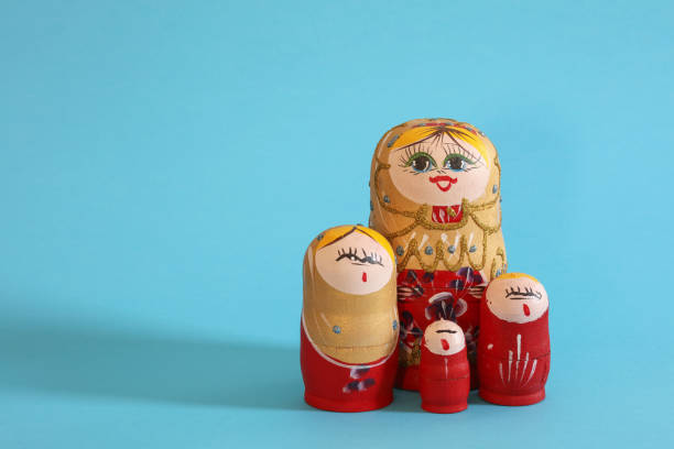 ninhos bonecas russas - russian nesting doll wood family teamwork - fotografias e filmes do acervo