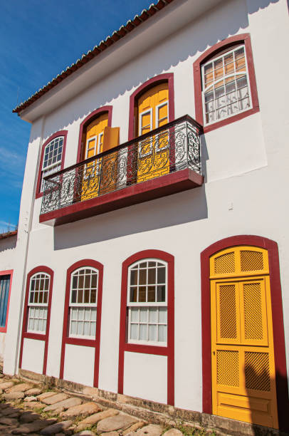 vista da fachada colorida da velha casa com varanda e calçada em paraty. - cobblestone rio de janeiro brazil parade - fotografias e filmes do acervo