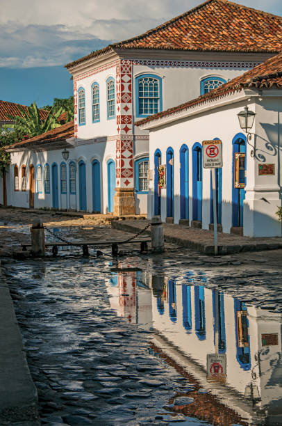 übersicht der überfluteten gepflasterte straße mit alten häusern in den sonnenuntergang in paraty. - cobblestone rio de janeiro brazil parade stock-fotos und bilder