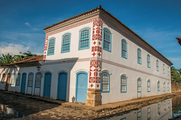 übersicht der überfluteten gepflasterte straße mit alten häusern in den sonnenuntergang in paraty - cobblestone rio de janeiro brazil parade stock-fotos und bilder