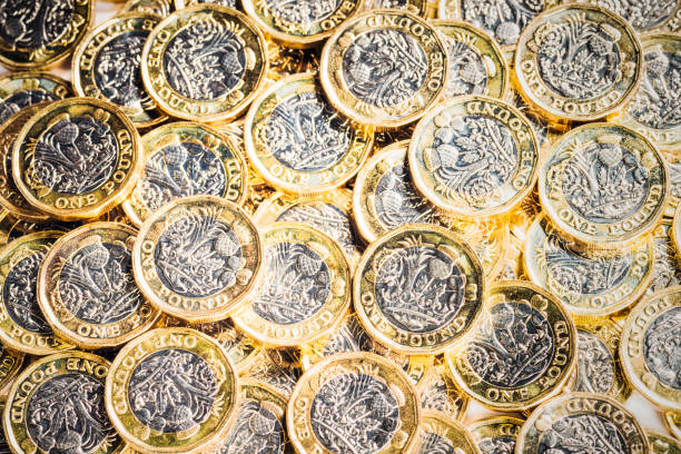 haufen von neuen uk-ein-pfund-münzen - coin british currency british coin stack stock-fotos und bilder