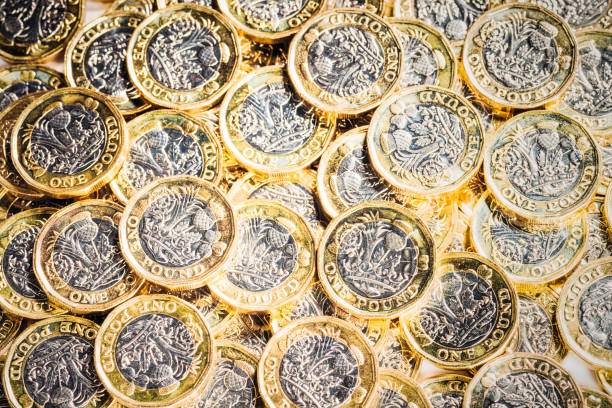 pila de nuevas monedas de libra uno de reino unido - one pound coin coin uk british currency fotografías e imágenes de stock