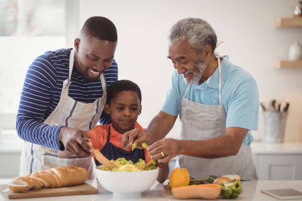 mehr-generationen-familie, die zubereitung von speisen in der küche - grandparent multi generation family grandfather child stock-fotos und bilder