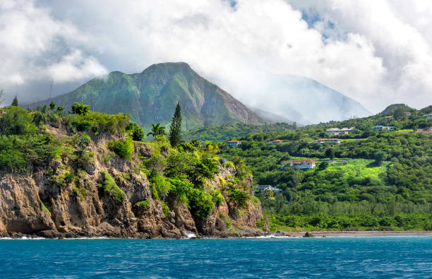 montserrat - vue sur volcan - plymouth photos et images de collection