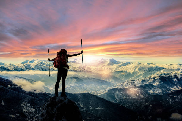 silhueta feminina de alpinista no pico da montanha - women joy arms outstretched isolated - fotografias e filmes do acervo