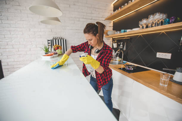istock Girl cleaning the kitchen 828795232