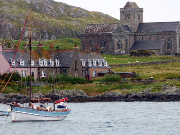 залив, аббатство иона и епископский дом, остров иона, шотландия - iona стоковые фото и изображения