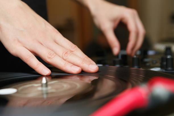 istock Party dj play music,scratch vinyl record on turntable 828870114