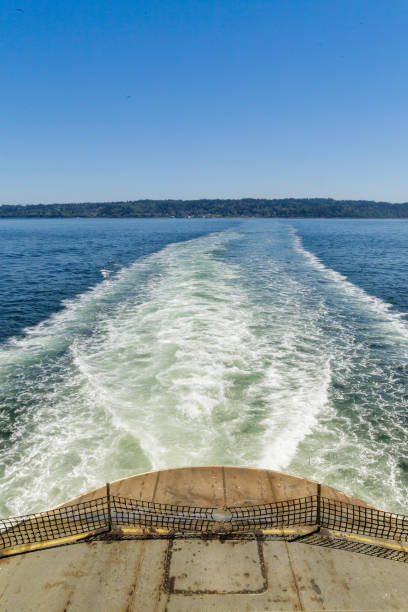 пробуждение парома штата вашингтон, покидая мукилтео - ferry seattle washington state cruise ship стоковые фото и изображения