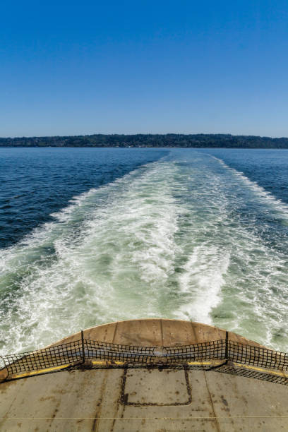 пробуждение парома штата вашингтон, покидая мукилтео - ferry seattle washington state cruise ship стоковые фото и изображения