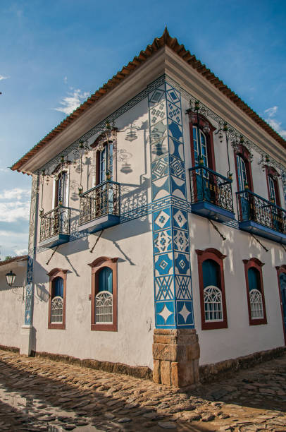 visão geral de paralelepípedos alagado rua com casas antigas, o pôr do sol em paraty. - cobblestone rio de janeiro brazil parade - fotografias e filmes do acervo