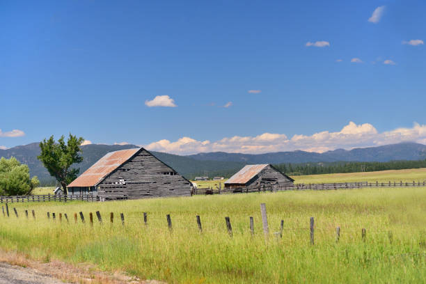 айдахо ветхие здания ранчо - idaho mountains стоковые фото и изображения